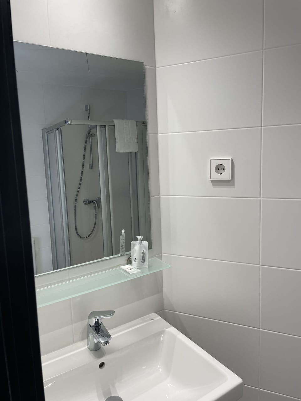 Basic Single Room | Bathroom | Free toiletries, hair dryer, towels