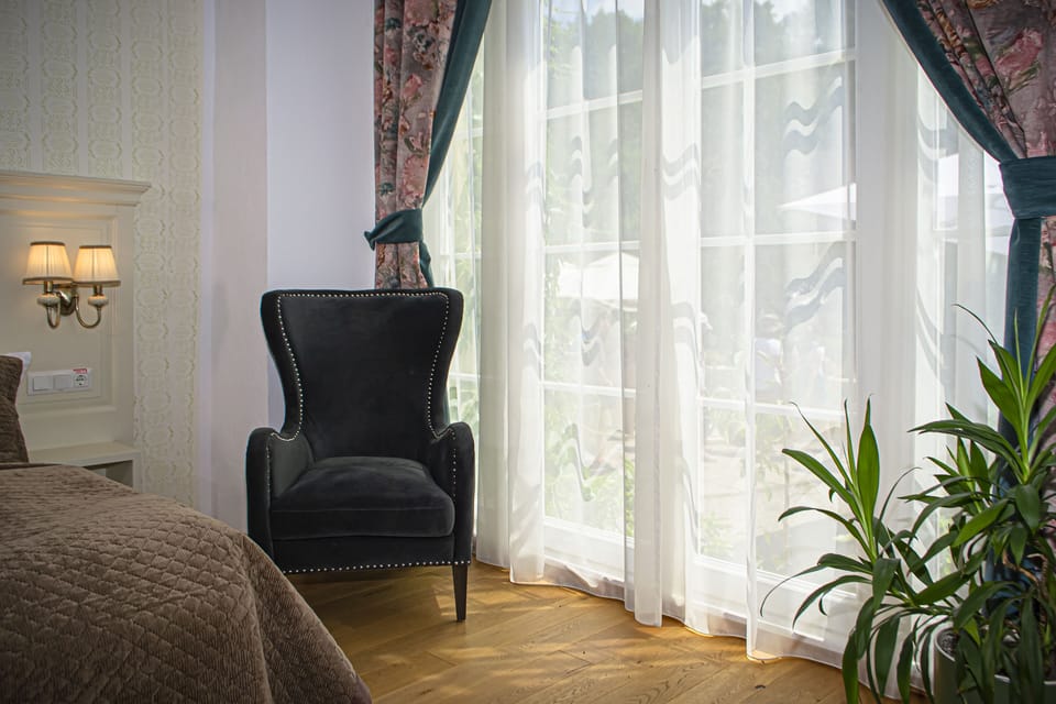 Deluxe Room | In-room safe, iron/ironing board, free WiFi, bed sheets