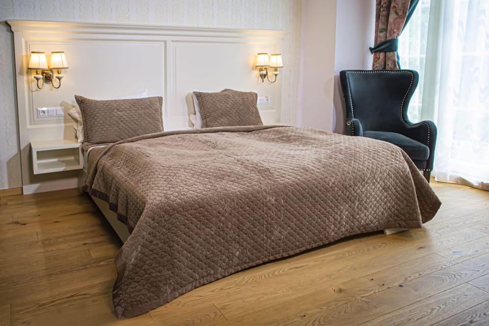 Deluxe Room | In-room safe, iron/ironing board, free WiFi, bed sheets
