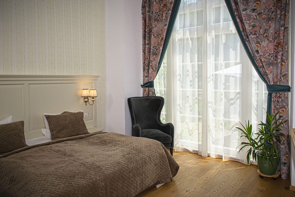 Deluxe Room | In-room safe, iron/ironing board, free WiFi, bed sheets