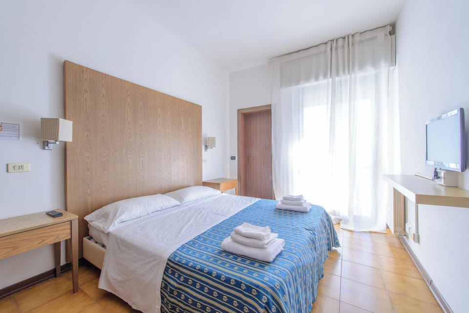 Standard Double or Twin Room, 1 Double Bed | In-room safe, desk, iron/ironing board, free WiFi