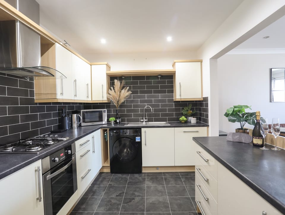 Cottage | Private kitchen | Fridge, dishwasher, electric kettle, toaster