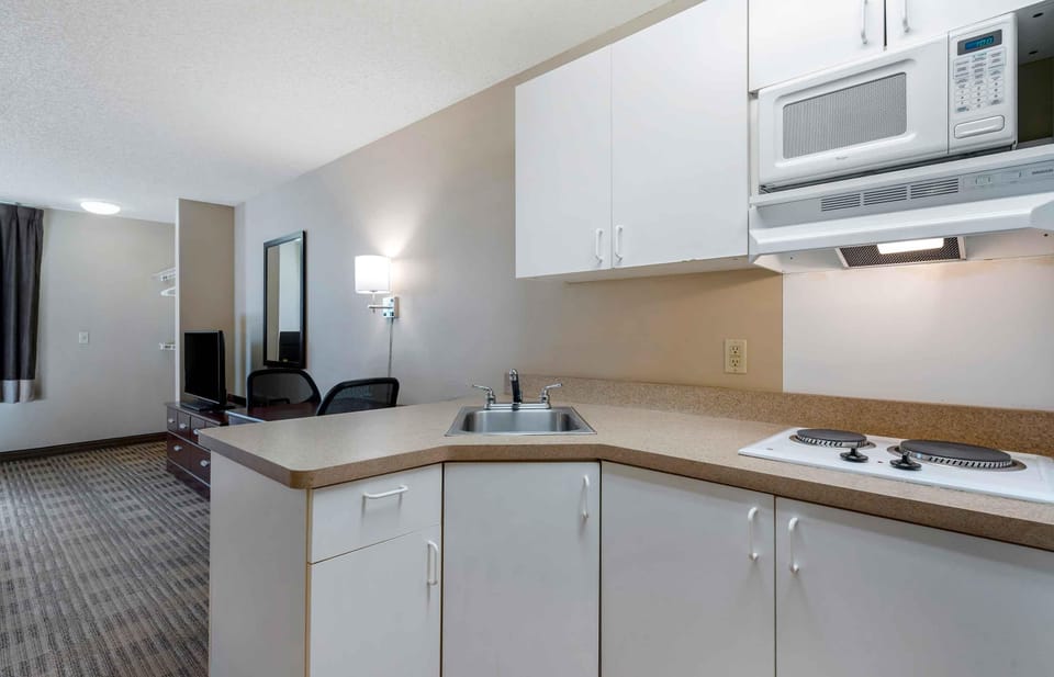 Studio, 2 Double Beds, Non Smoking | Private kitchen | Coffee/tea maker, fridge, microwave, stovetop