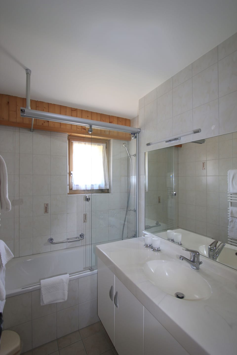 Apartment | Bathroom | Combined shower/tub, hair dryer, bathrobes, towels
