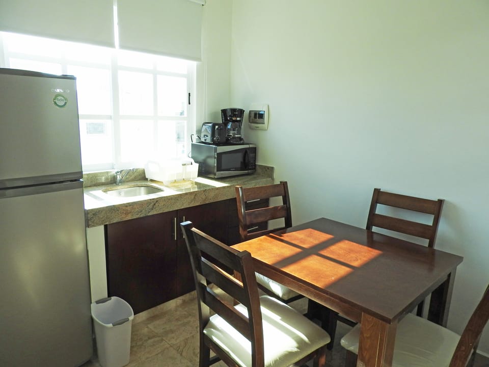 Junior Studio Suite | Private kitchenette | Microwave