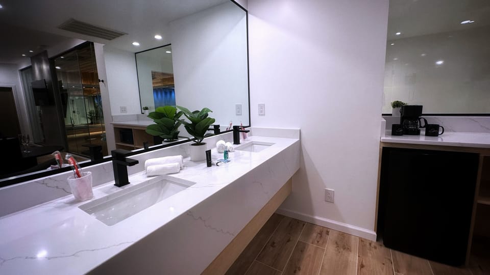 Paradise Swimming Pool | Bathroom | Separate tub and shower, jetted tub, free toiletries, hair dryer