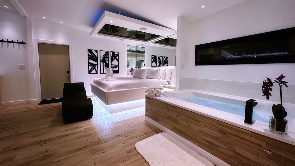 Majestic Swimming Pool | Private spa tub
