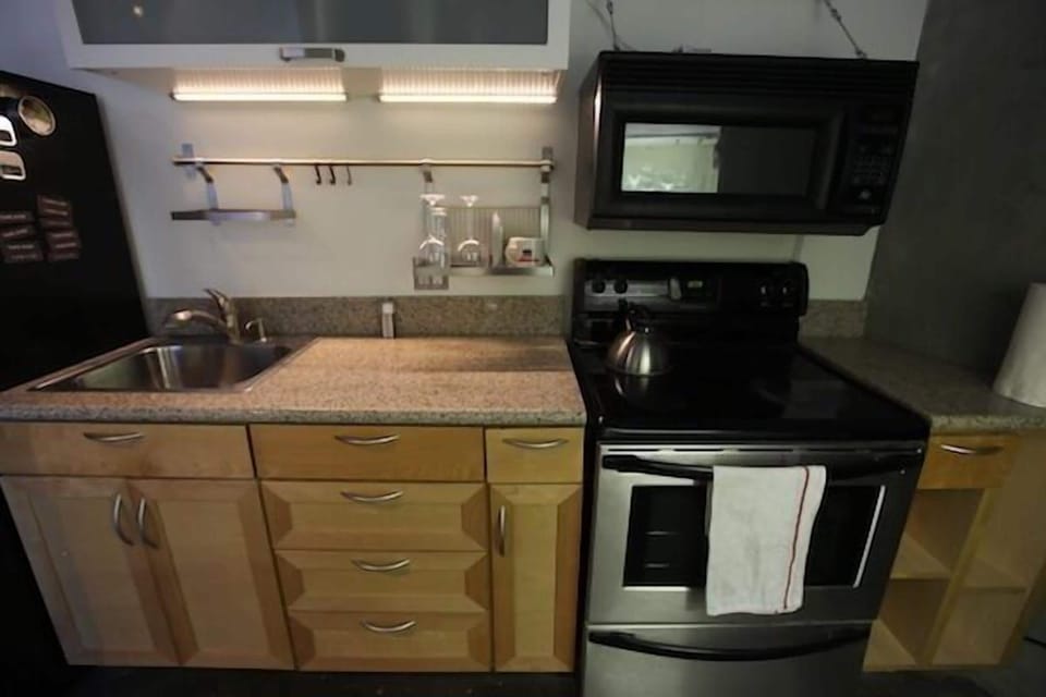 Full-size fridge, microwave, oven, stovetop