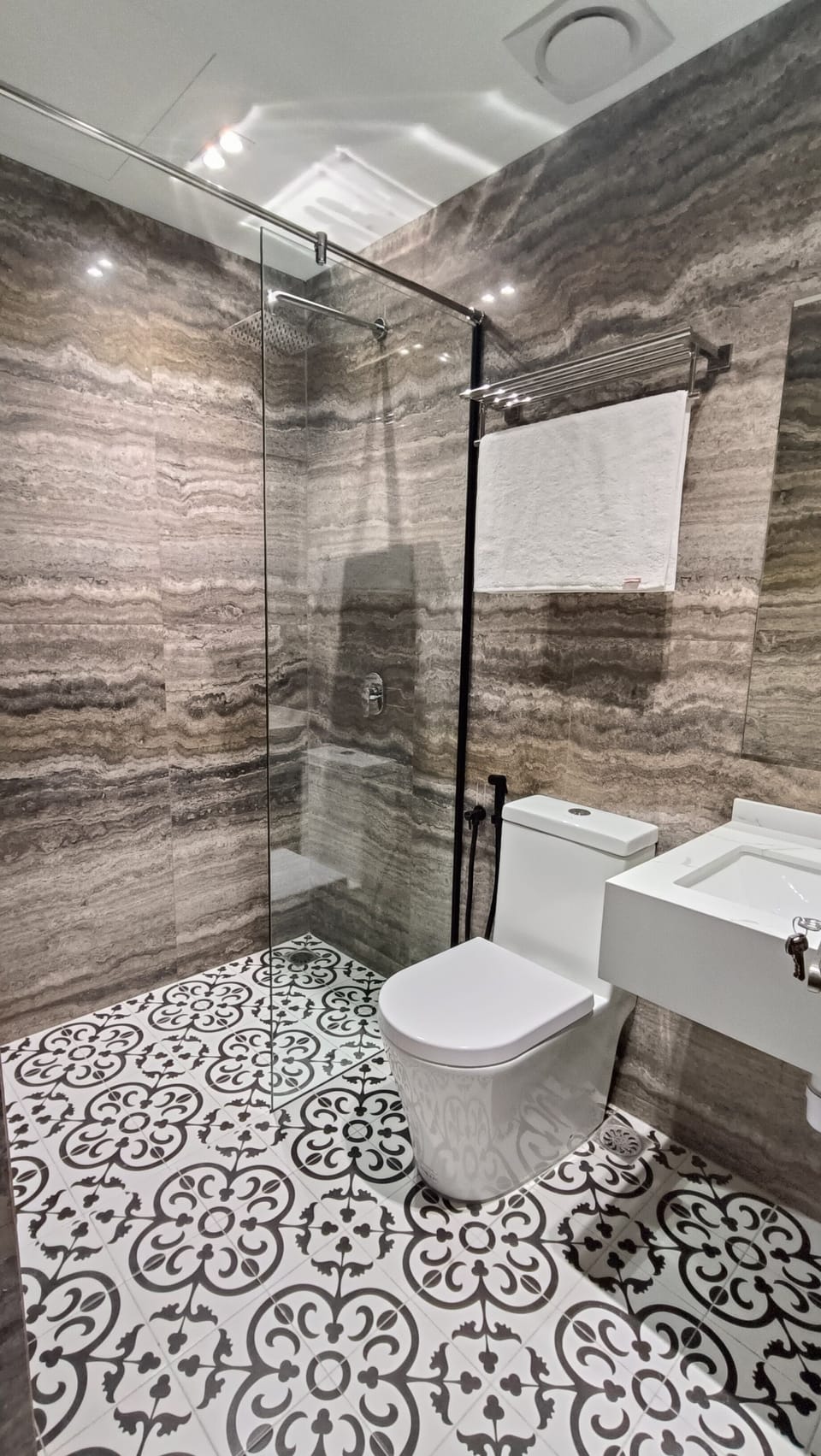 Superior Room, 1 King Bed, Non Smoking, No Windows | Bathroom | Shower, hair dryer, bidet, towels