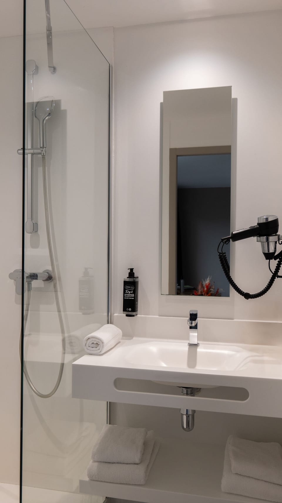 Superior Double Room | Bathroom | Free toiletries, towels