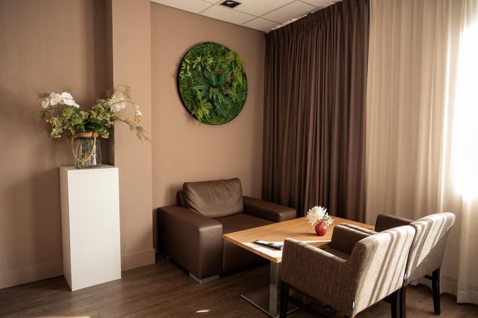 Junior Suite | Hypo-allergenic bedding, down comforters, in-room safe, desk