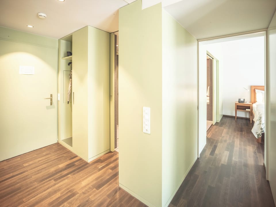 Junior Suite mit Balkon | Hypo-allergenic bedding, in-room safe, desk, laptop workspace