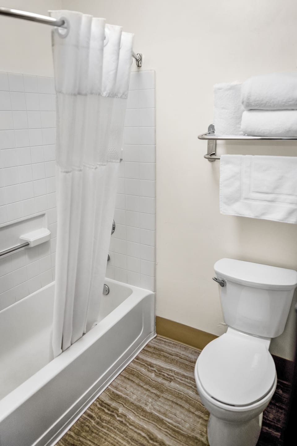 Combined shower/tub, free toiletries, hair dryer, towels