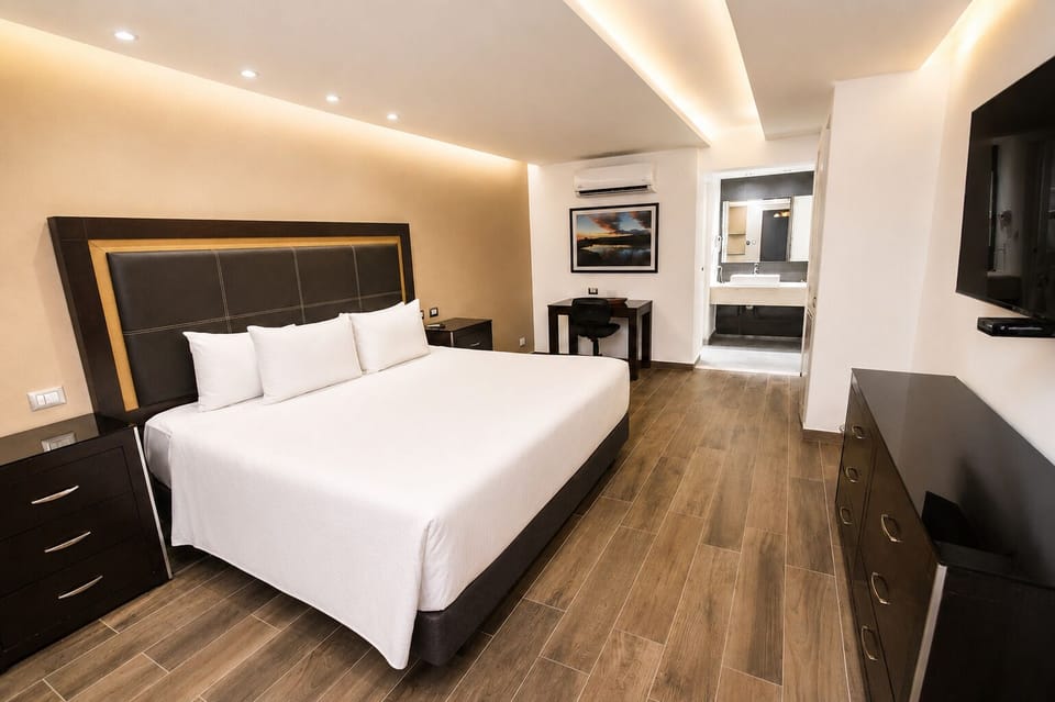 Standard Room, 1 King Bed | Premium bedding, pillowtop beds, in-room safe, desk