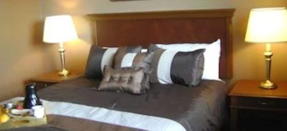 Standard Room, 1 Queen Bed | Desk, iron/ironing board, free WiFi, bed sheets