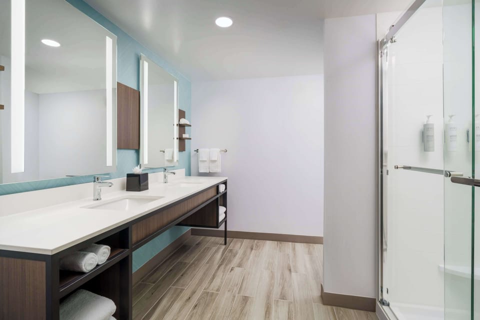 Combined shower/tub, free toiletries, hair dryer, towels