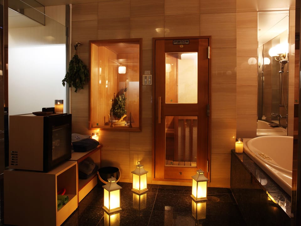 Suite Room with Private Sauna, Lake View, Non Smoking (Shangrila Building) | In-room safe, desk, free WiFi, bed sheets