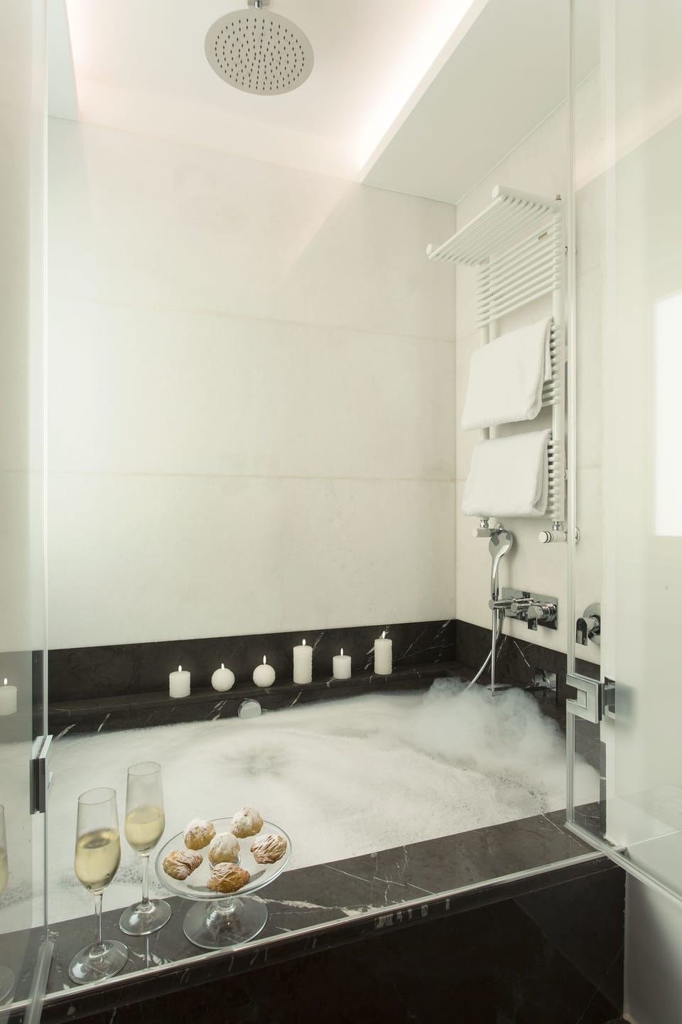 Romantic Suite | Deep soaking bathtub
