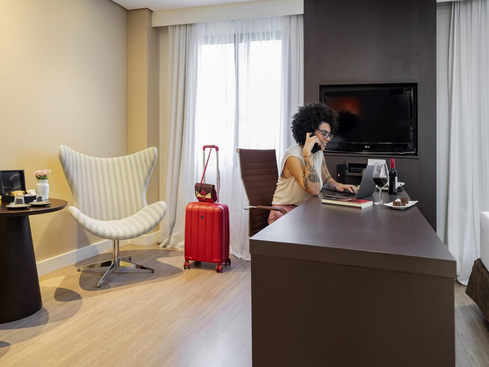 Minibar, in-room safe, laptop workspace, blackout drapes
