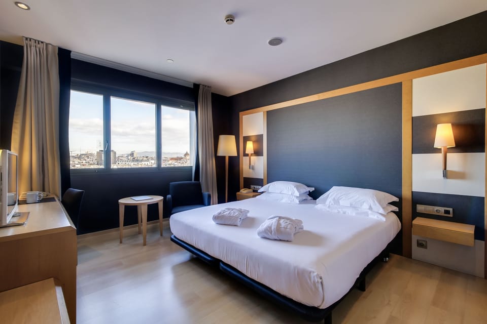 Premium Room | Minibar, in-room safe, blackout drapes, soundproofing