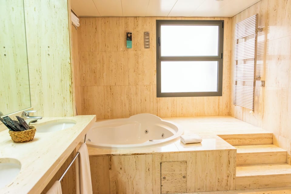 Panoramic Suite | Bathroom | Eco-friendly toiletries, hair dryer, bidet, towels