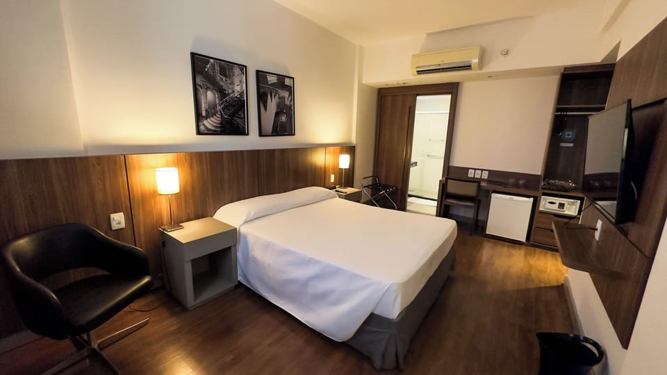 Vivenzo com Cama de Casal Superior Kit Cortesia | Minibar, in-room safe, desk, laptop workspace