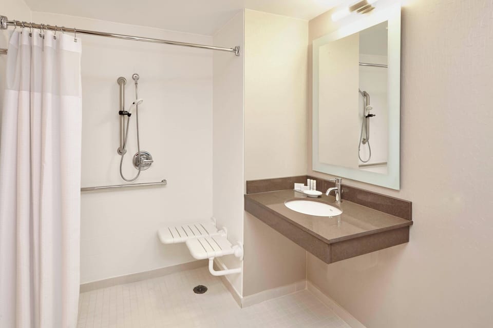 Combined shower/tub, free toiletries, hair dryer, towels
