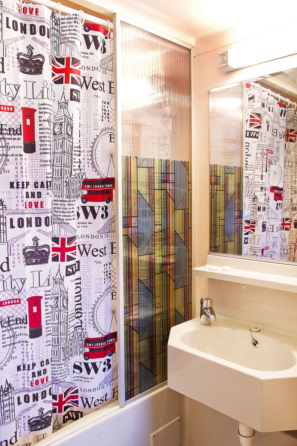 Deluxe Twin Room | Bathroom | Hair dryer, towels