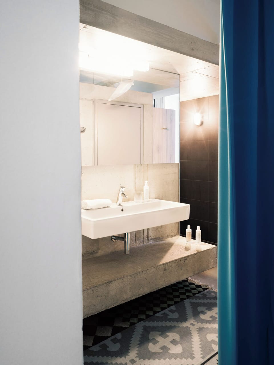 Bathroom sink