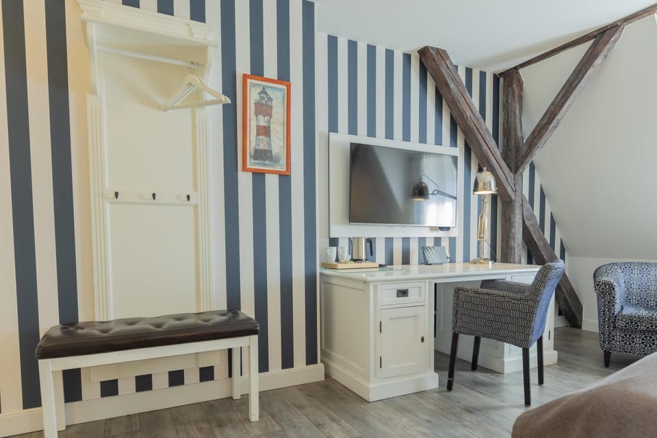 Comfort Room, 1 King Bed (Comfort Plus) | Premium bedding, in-room safe, desk, laptop workspace