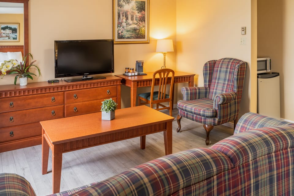 Family Suite, Refrigerator | Down comforters, laptop workspace, free WiFi