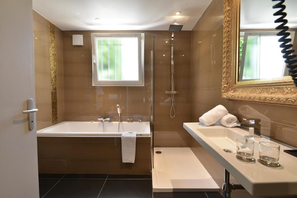 Executive Room, Terrace | Bathroom | Designer toiletries, hair dryer, bathrobes, slippers