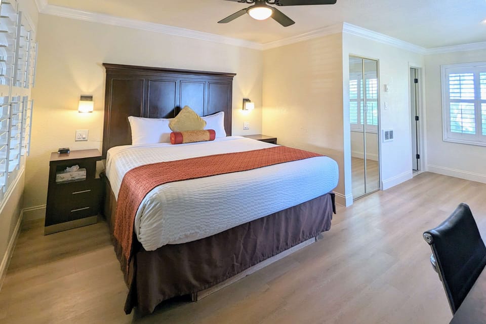 Standard Room, 1 King Bed, Non Smoking | Premium bedding, desk, laptop workspace, iron/ironing board