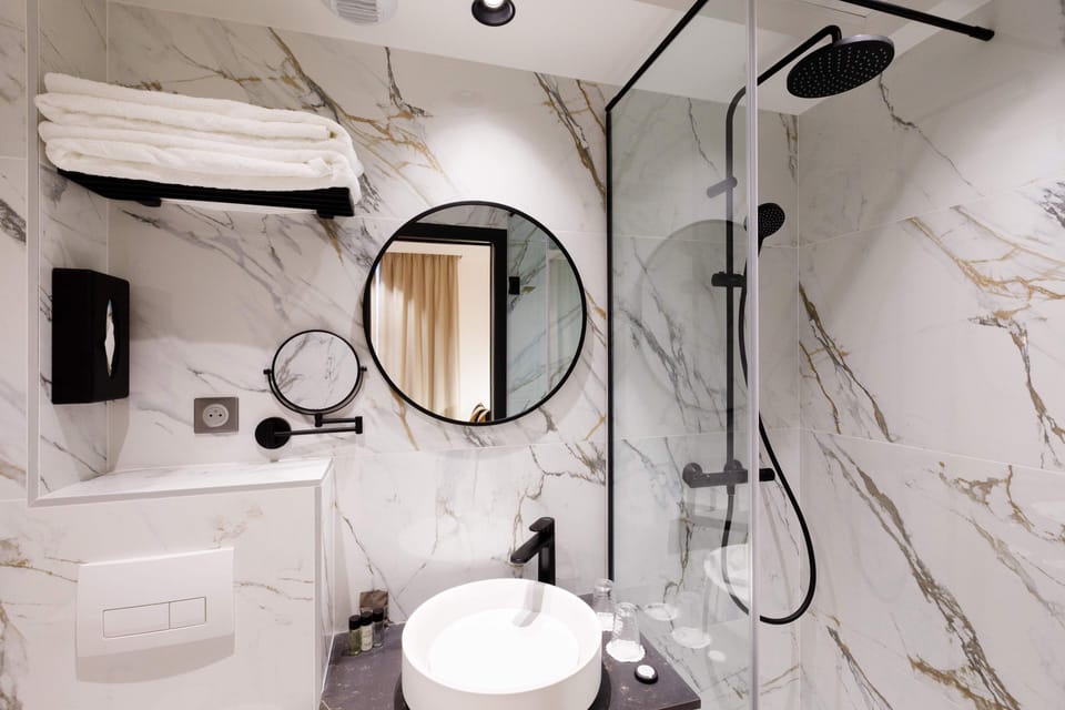 Superior Double Room | Bathroom | Shower, free toiletries, hair dryer, towels