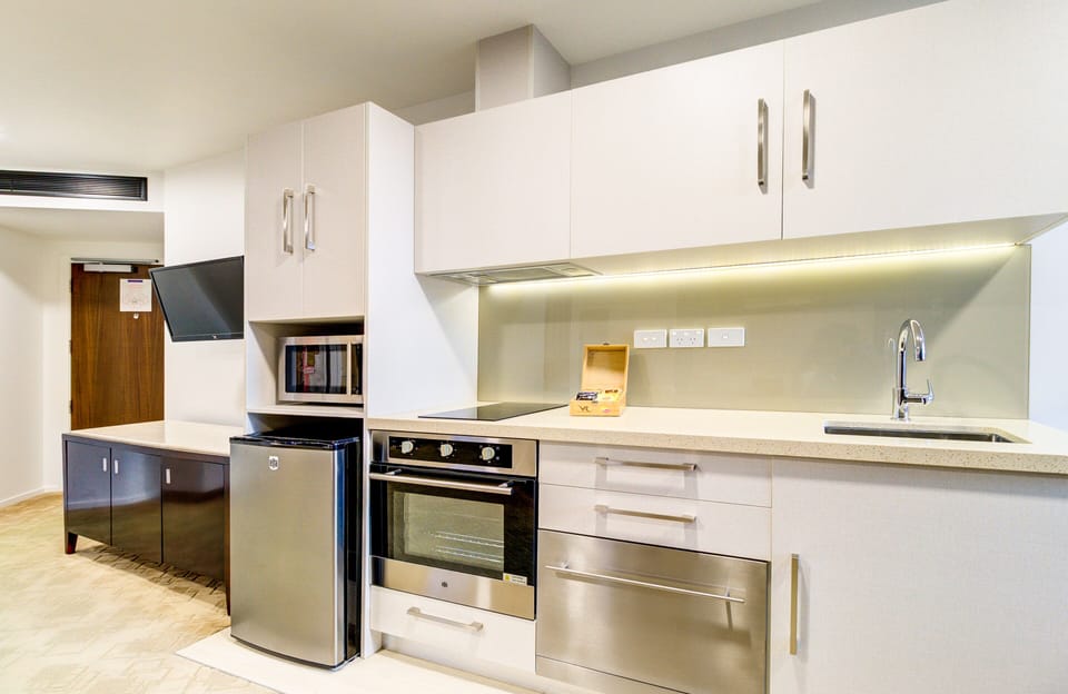 Premier King Room | Private kitchen | Fridge, microwave, electric kettle, toaster