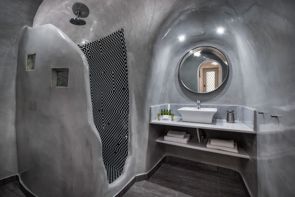 Shower, rainfall showerhead, free toiletries, hair dryer