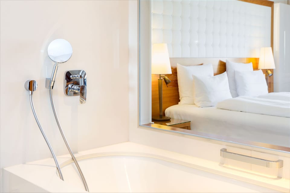 Suite | Bathroom | Deep soaking tub, free toiletries, hair dryer, bathrobes