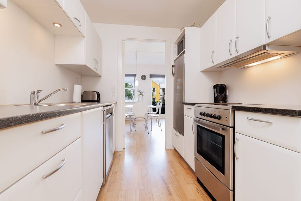 Ferielejlighed - 2 soveværelser - køkken - delvis havudsigt (Sengelinned og håndklæder eksklusiv) | Private kitchen | Coffee/tea maker