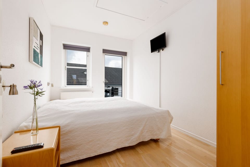 Ferielejlighed - 2 soveværelser - køkken - delvis havudsigt (Sengelinned og håndklæder eksklusiv) | Individually decorated, individually furnished, desk, iron/ironing board