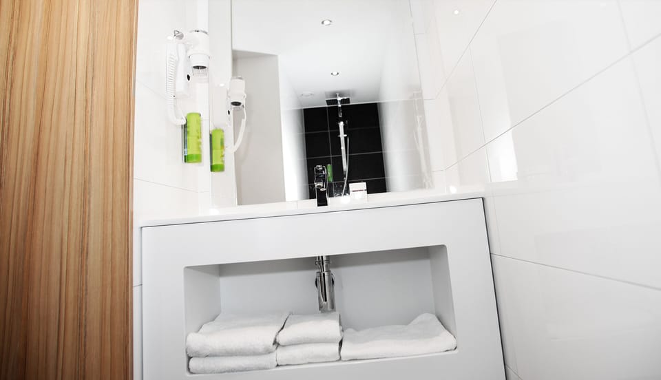 Comfort Room, 2 Twin Beds | Bathroom | Shower, free toiletries, hair dryer, towels