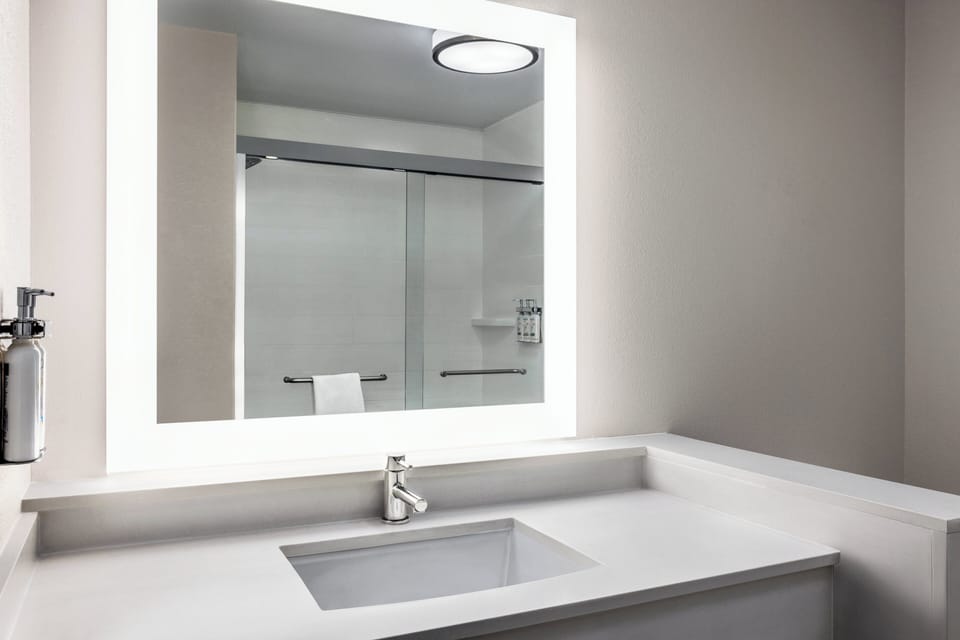 Combined shower/tub, hair dryer, towels