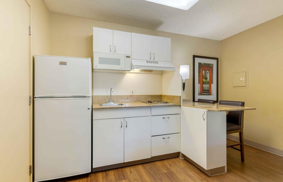 Studio | Private kitchen | Fridge, microwave, stovetop, coffee/tea maker