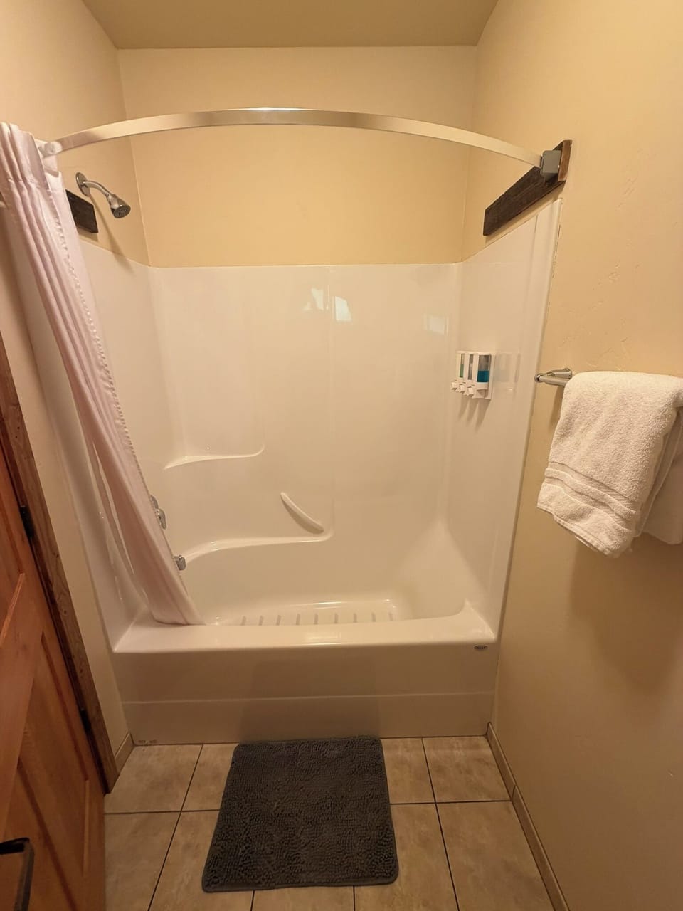 Classic Room | Bathroom | Combined shower/tub, rainfall showerhead, free toiletries, hair dryer