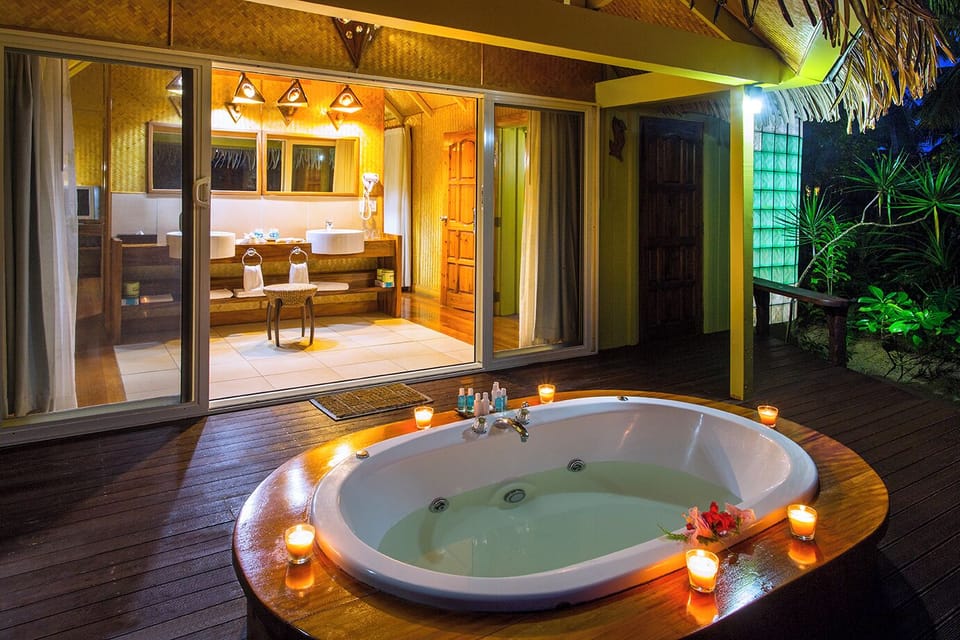 Honeymoon Pool & Spa Bungalow | Private spa tub