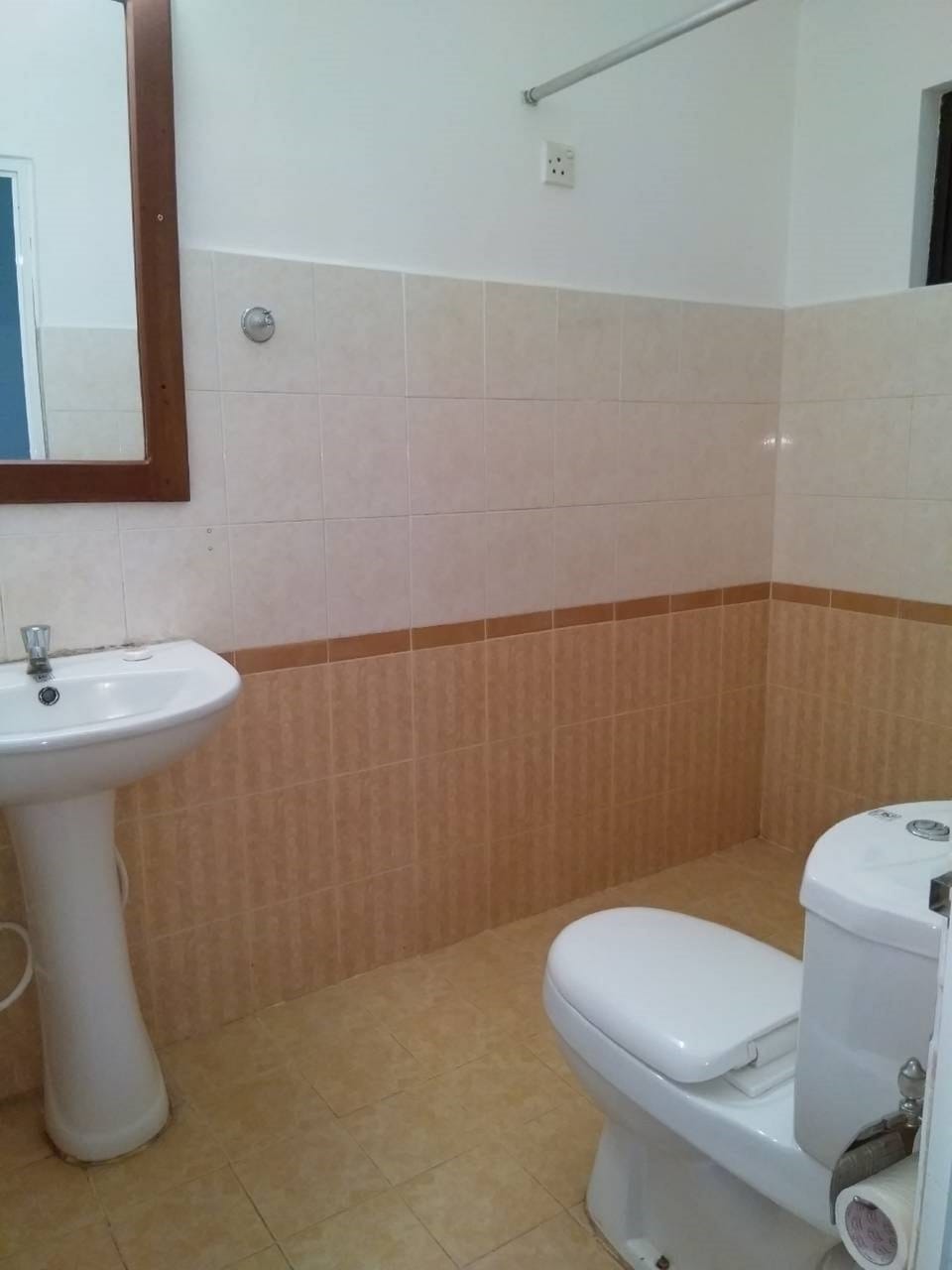 Combined shower/tub, free toiletries, hair dryer, towels