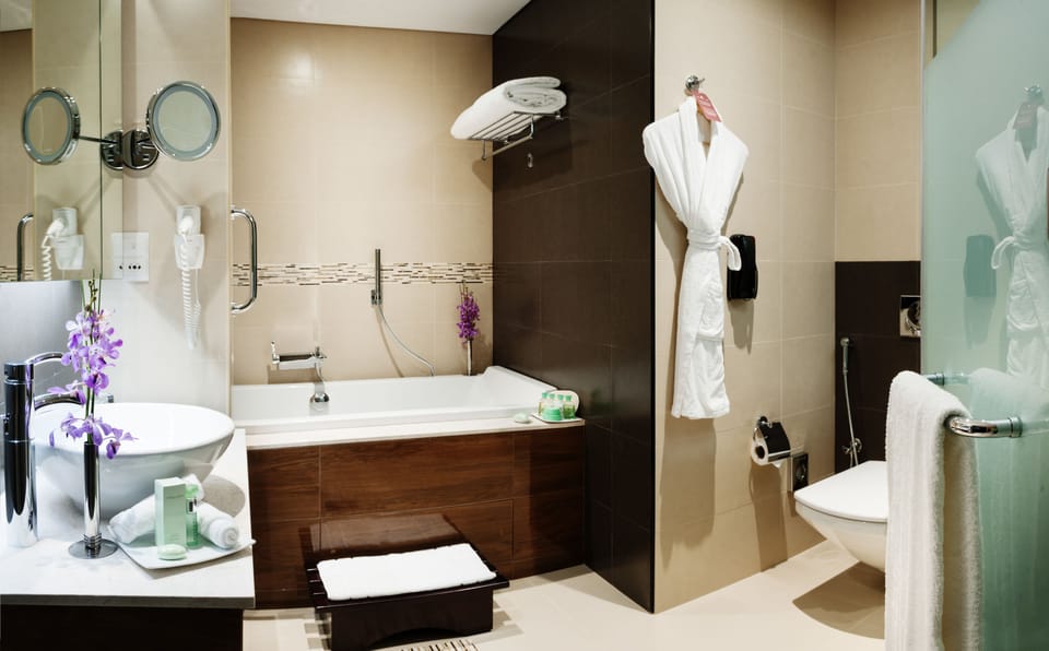 Combined shower/tub, deep soaking tub, designer toiletries, hair dryer