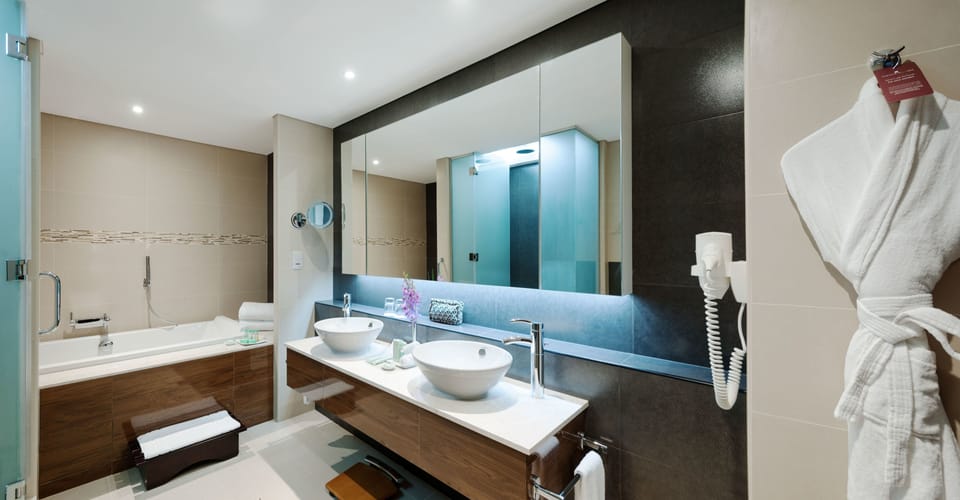 Combined shower/tub, deep soaking tub, designer toiletries, hair dryer