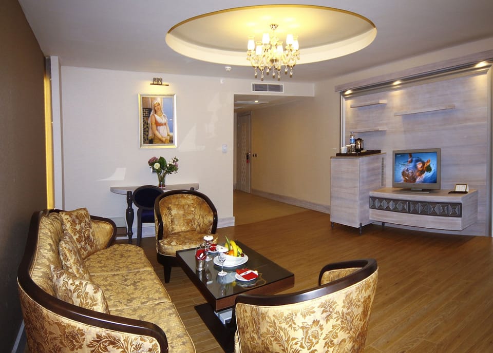 Junior Suite | Free minibar, in-room safe, desk, free cribs/infant beds
