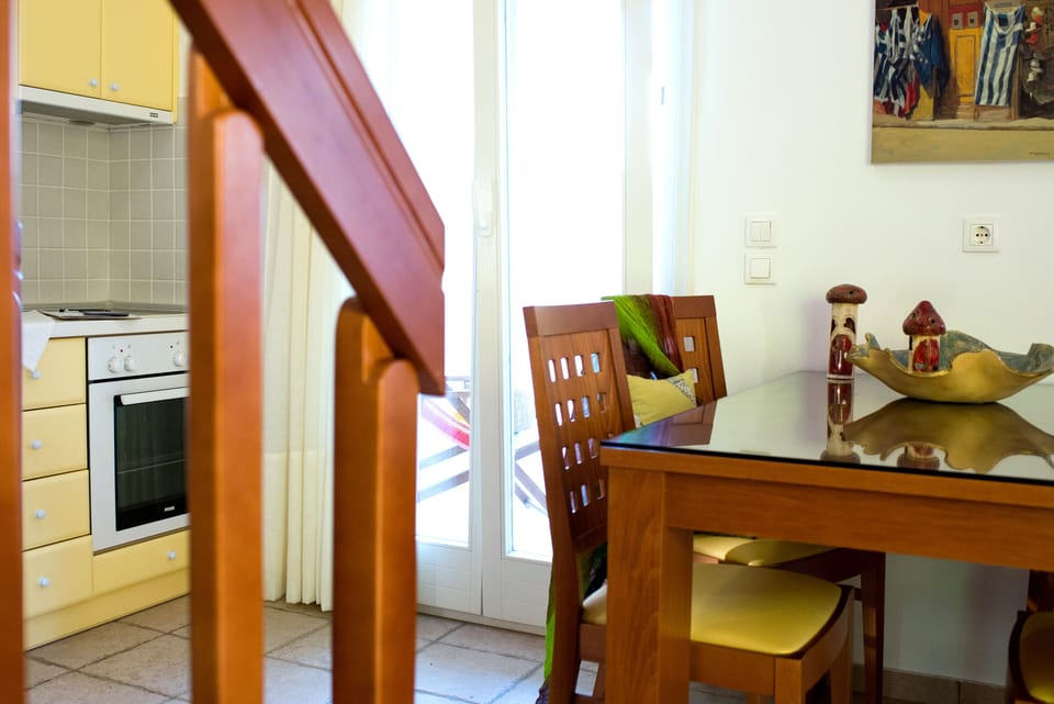 Full-size fridge, oven, stovetop, coffee/tea maker