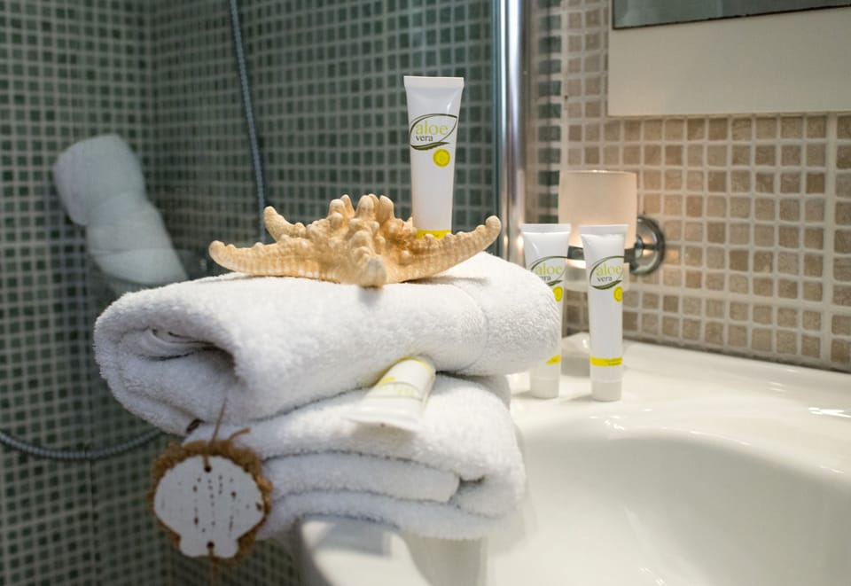 Villa, 2 Bedrooms | Bathroom | Shower, free toiletries, hair dryer, bathrobes